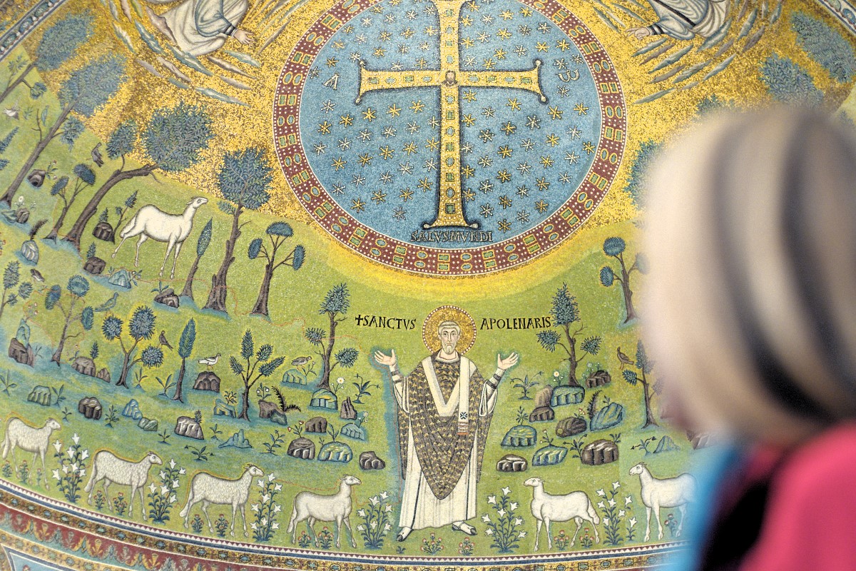 L'abside della basilica di Sant'Apollinare in Classe, col mosaico del Santo Eponimo.