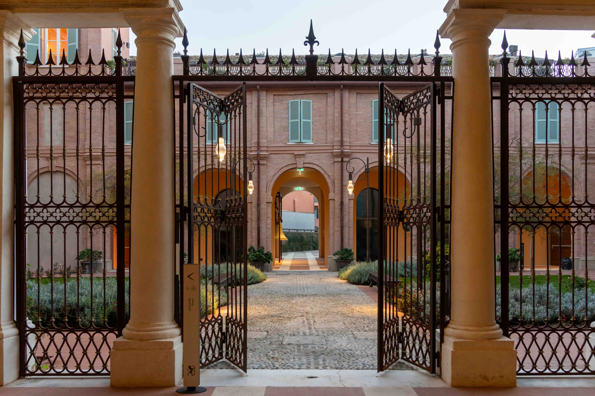 Ravenna, Palazzo Guiccioli, cortile interno