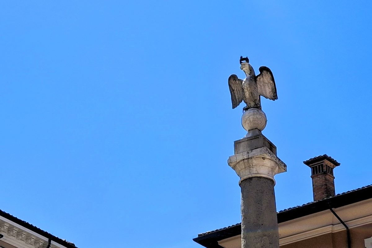 Ravenna, l'aquila in cima alla colonna di Piazza XX settembre.